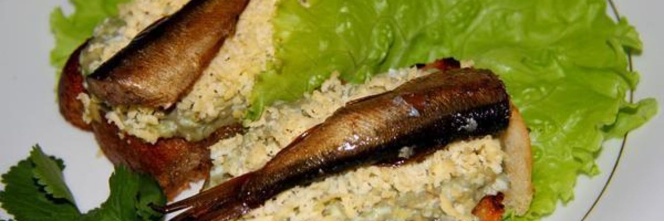 Бутерброды со шпротами и авокадо