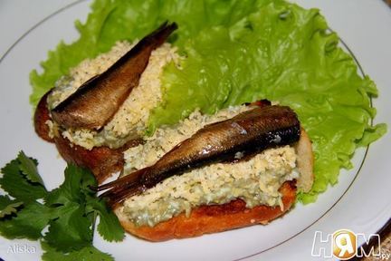 Бутерброды со шпротами и авокадо
