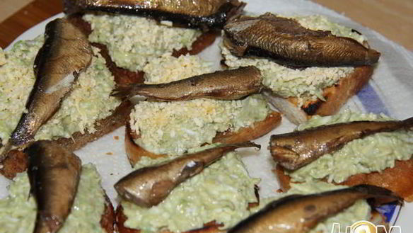 ШАГ 5. бутерброды со шпротами и авокадо