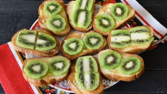 ШАГ 6. бутерброды со шпротами и киви