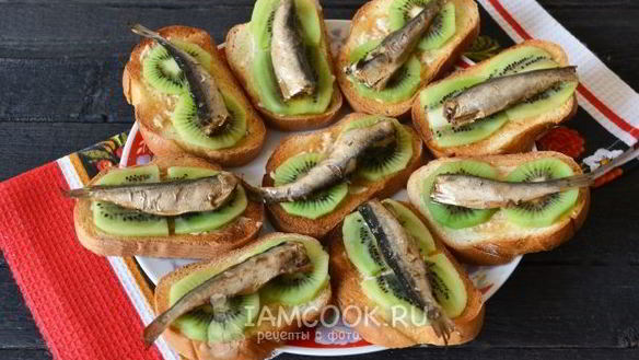 ШАГ 7. бутерброды со шпротами и киви