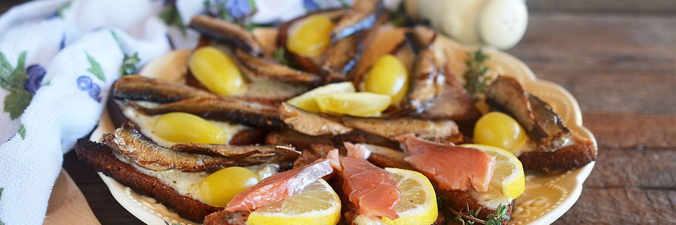 Бутерброды со шпротами и копченой семгой