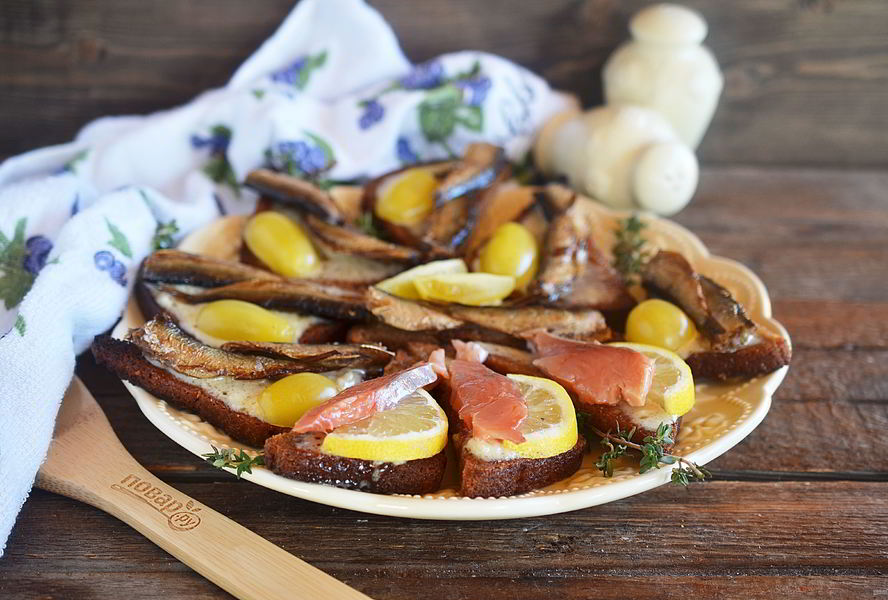 Бутерброды со шпротами и копченой семгой