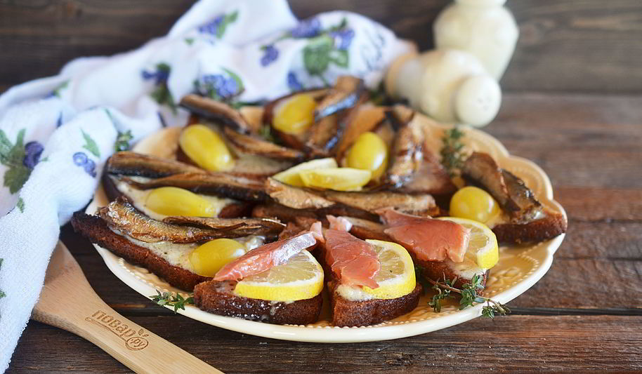 Рецепт бутерброды со шпротами и копченой семгой