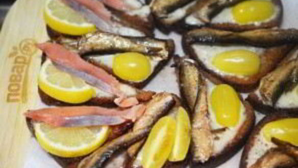 ШАГ 8. бутерброды со шпротами и копченой семгой