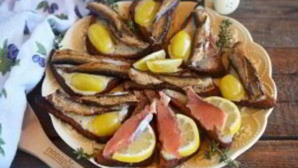 ШАГ 9. бутерброды со шпротами и копченой семгой