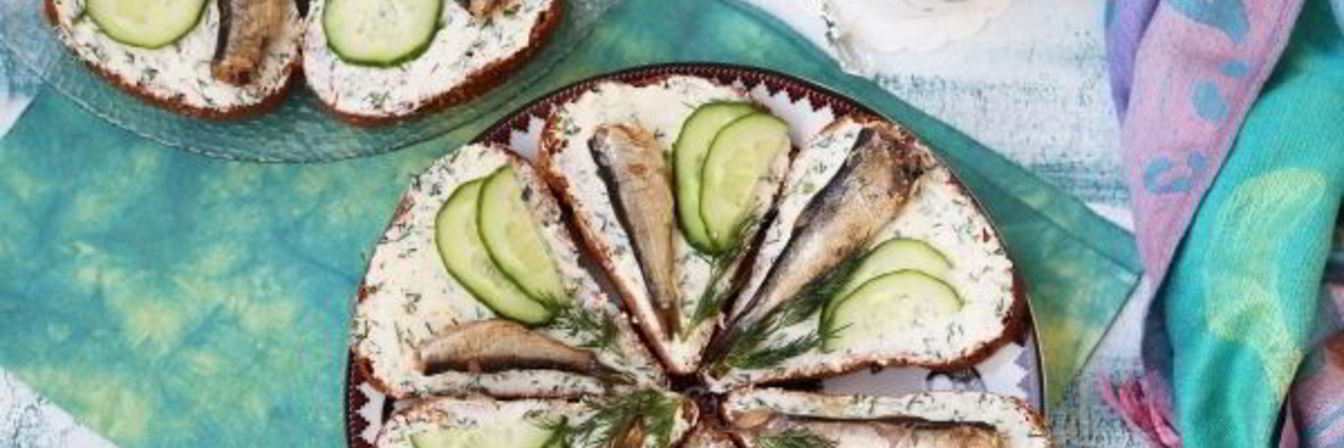 Бутерброды со шпротами и сливочным маслом