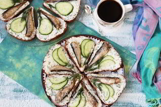 Бутерброды со шпротами и сливочным маслом