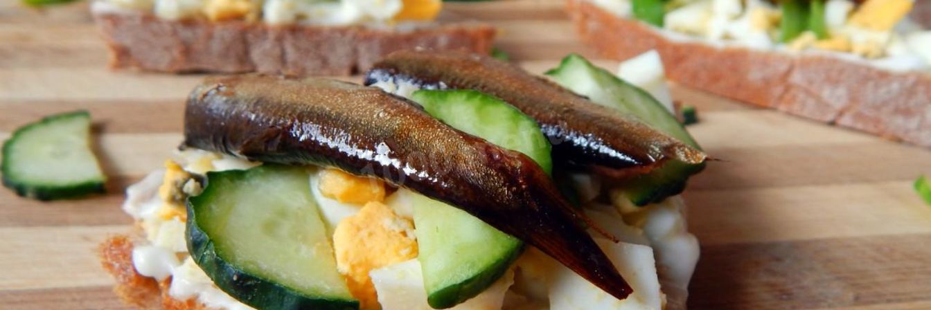 Бутерброды со шпротами и свежим огурцом