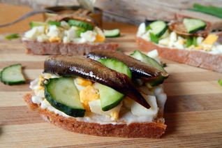 Бутерброды со шпротами и свежим огурцом
