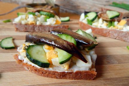 Бутерброды со шпротами и свежим огурцом