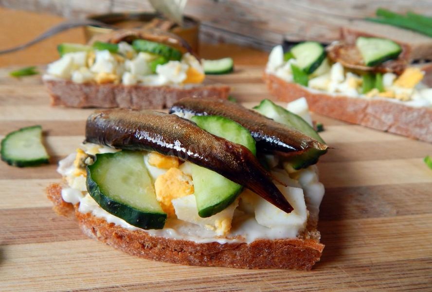Бутерброды со шпротами и свежим огурцом