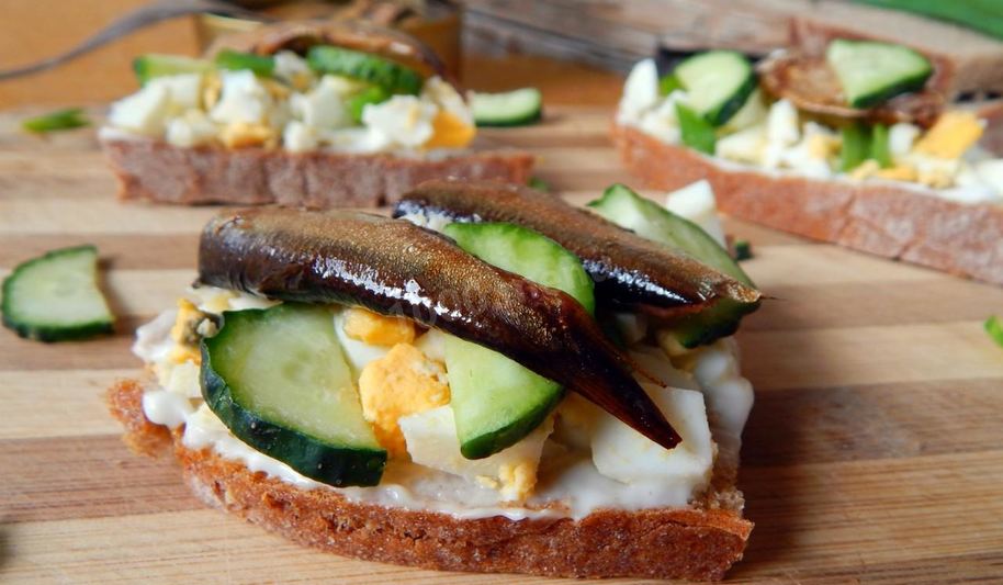 Рецепт бутерброды со шпротами и свежим огурцом