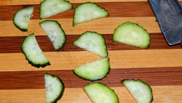 ШАГ 4. бутерброды со шпротами и свежим огурцом