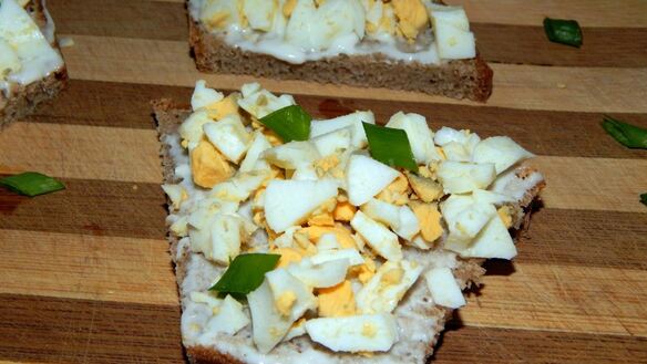 ШАГ 5. бутерброды со шпротами и свежим огурцом