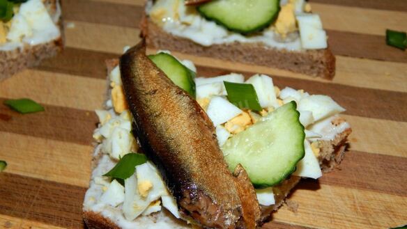 ШАГ 6. бутерброды со шпротами и свежим огурцом