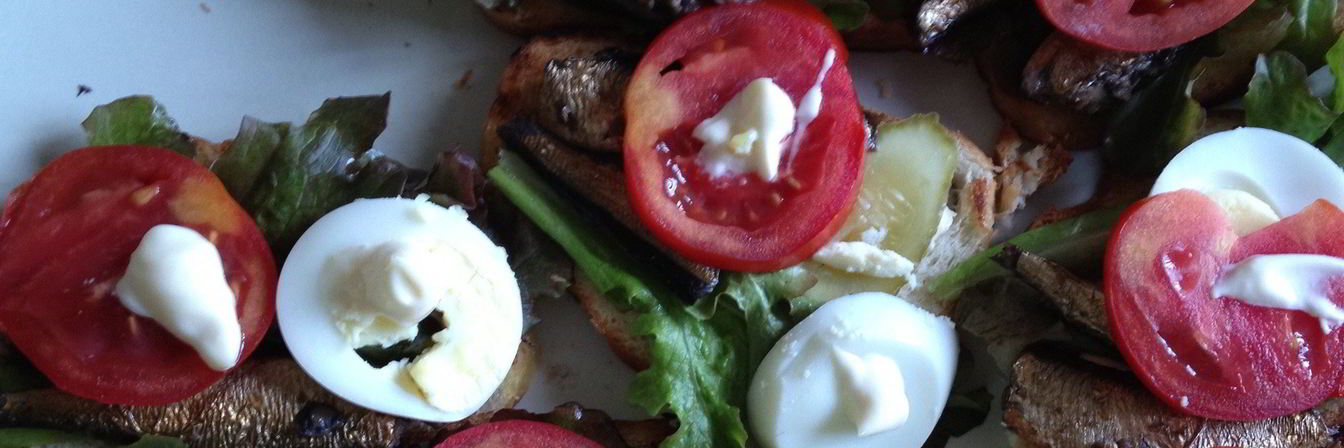 Бутерброды со шпротами, яйцом и помидорами