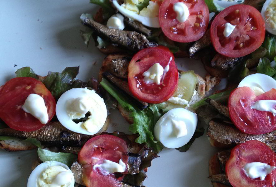 Бутерброды со шпротами, яйцом и помидорами