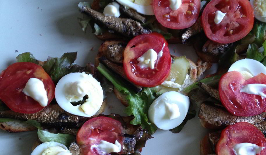 Рецепт бутерброды со шпротами, яйцом и помидорами