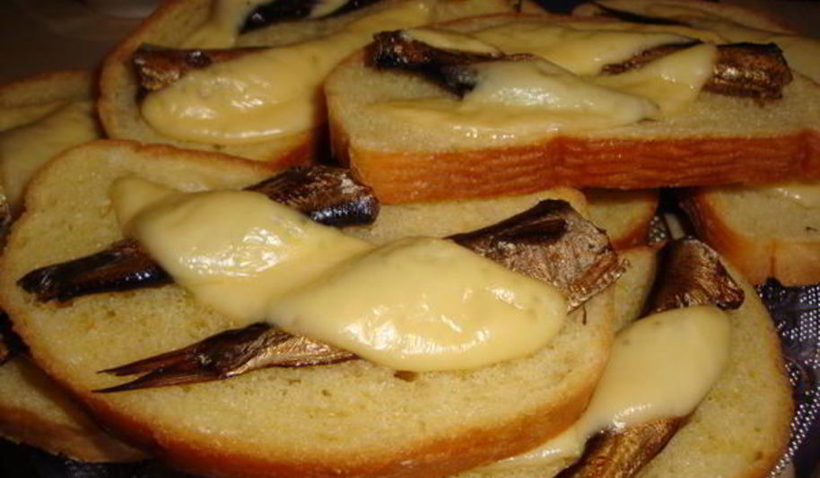 Рецепт бутерброды сырные шпроты