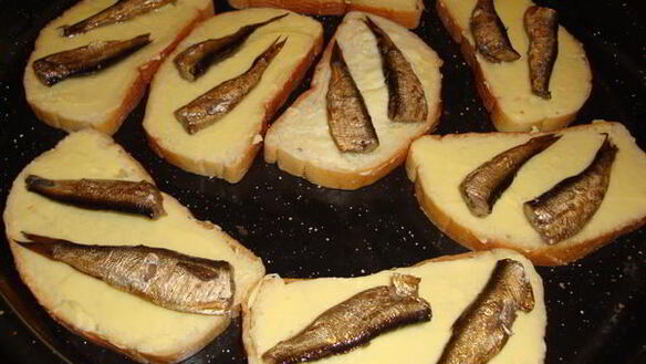 ШАГ 2. бутерброды сырные шпроты