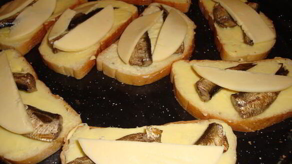 ШАГ 3. бутерброды сырные шпроты