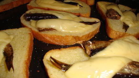 ШАГ 4. бутерброды сырные шпроты