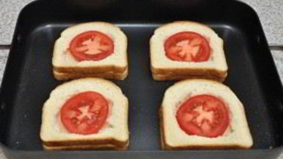 ШАГ 4. бутерброды в духовке с яйцом