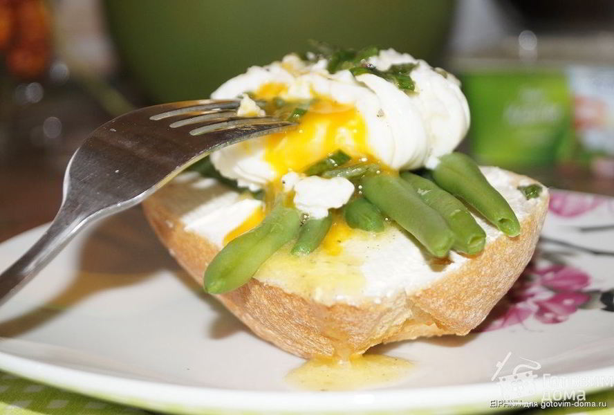 Датский бутерброд с фасолью и яйцом пашот