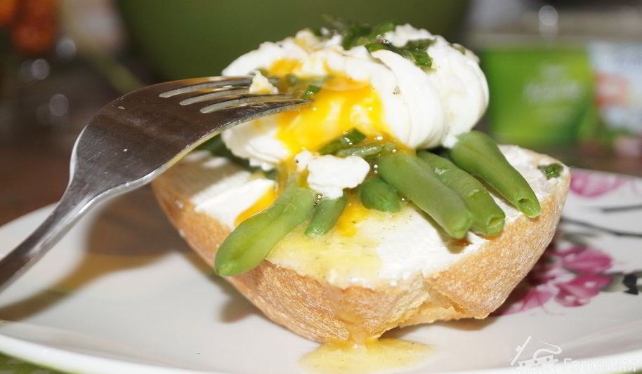 Рецепт датский бутерброд с фасолью и яйцом пашот