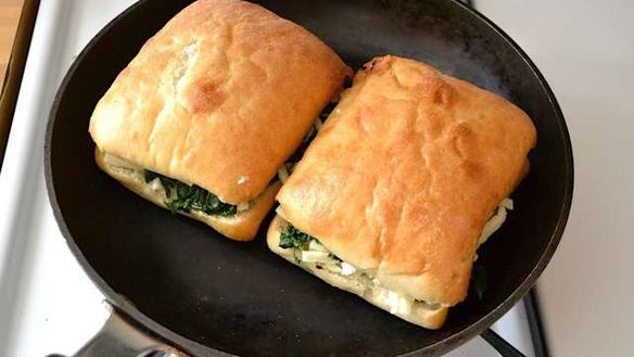 ШАГ 7. горячие бутерброды на сковороде