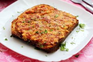 Горячие бутерброды с колбасой и сыром