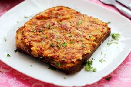 Горячие бутерброды с колбасой и сыром