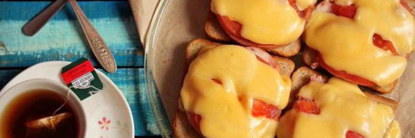 Горячие бутерброды с колбасой в микроволновке