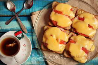 Горячие бутерброды с колбасой в микроволновке