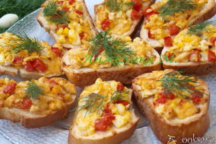 Горячие бутерброды с курицей и помидорами