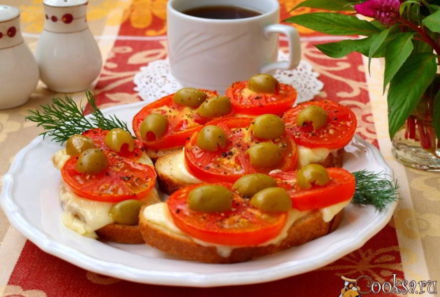 Горячие бутерброды с помидорами и моцареллой