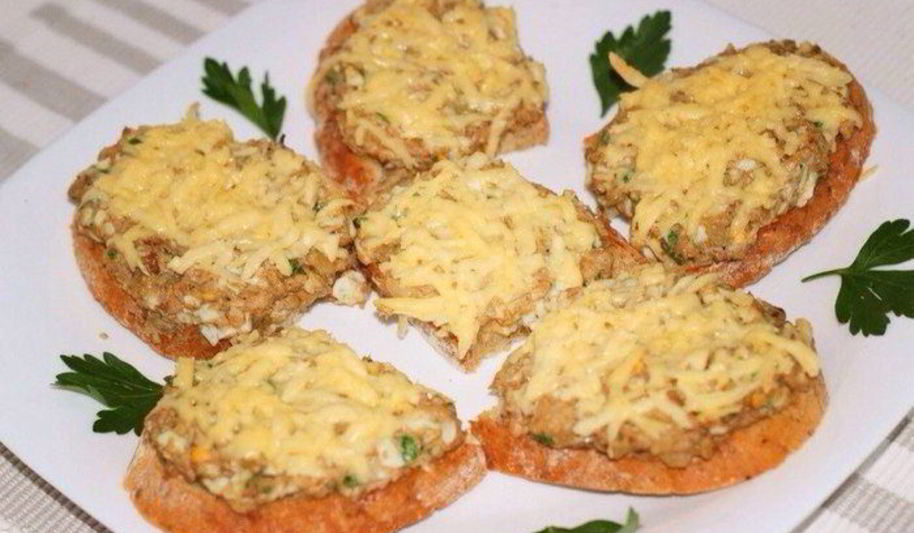 Рецепт горячие бутерброды с сайрой