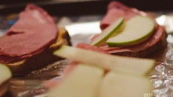 ШАГ 4. горячие бутерброды с яблоком