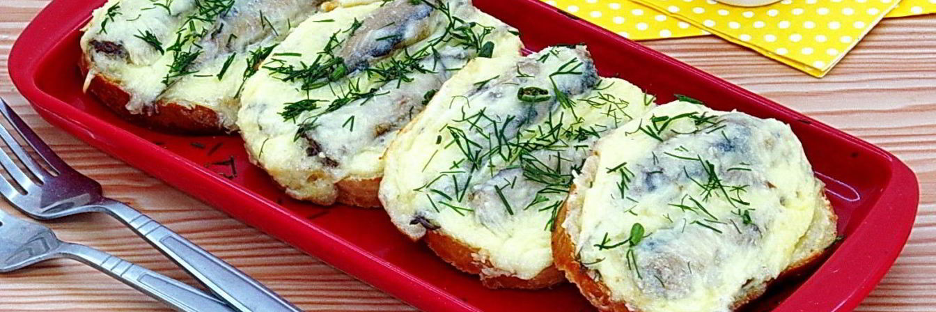 Горячие бутерброды со шпротами и сыром
