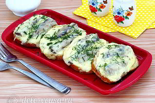 Горячие бутерброды со шпротами и сыром