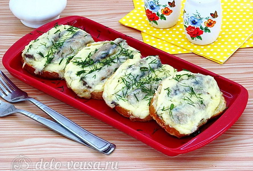 Горячие бутерброды со шпротами и сыром