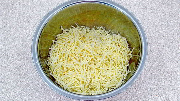 ШАГ 2. горячие бутерброды со шпротами и сыром