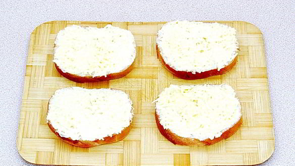 ШАГ 5. горячие бутерброды со шпротами и сыром