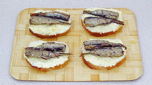 ШАГ 6. горячие бутерброды со шпротами и сыром