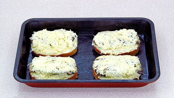 ШАГ 7. горячие бутерброды со шпротами и сыром