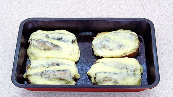 ШАГ 8. горячие бутерброды со шпротами и сыром