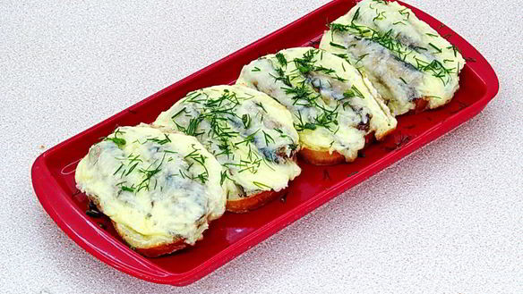 ШАГ 9. горячие бутерброды со шпротами и сыром