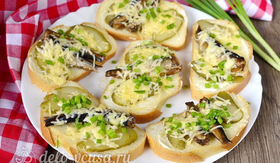 Рецепт горячие бутерброды со шпротами