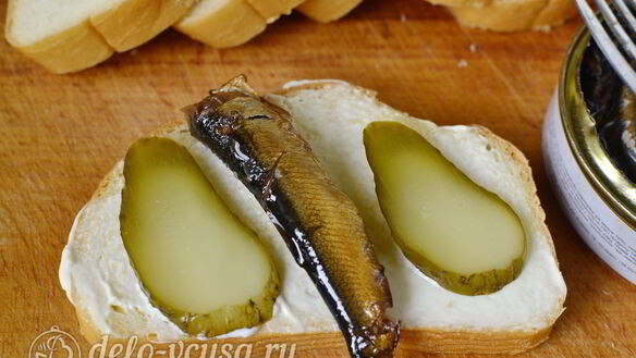 ШАГ 4. горячие бутерброды со шпротами